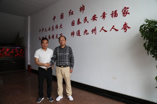 常州红帅制冷设备有限公司总经理李士红(左)与长沙强华信息科技有限